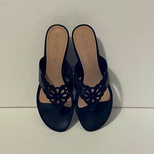 Aubrey Lynn "Gyna" Women's Size 8 Black Flip-Flop Sandals